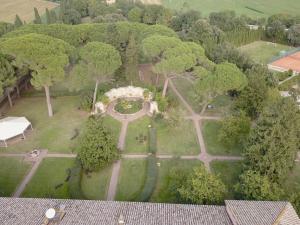 z góry widok na park z drzewami i budynek w obiekcie Relais San Clemente w mieście Perugia