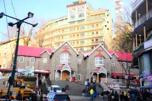 穆里Move-N-Pick Murree的一座大型建筑,人们在城市里四处走动