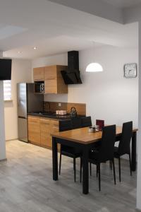 Kuchyňa alebo kuchynka v ubytovaní Apartamenty Świstak Maciej Dunajczan