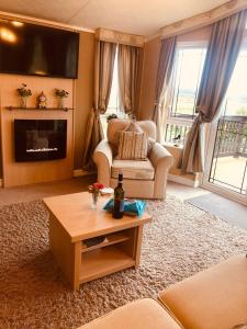 sala de estar con sofá y TV en Rymmon Retreat en Orkney