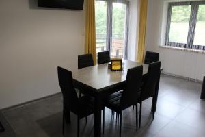 Televízia a/alebo spoločenská miestnosť v ubytovaní Apartamenty Świstak Maciej Dunajczan