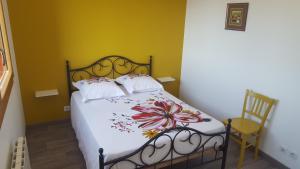 a bedroom with a bed and a chair at Gite entre Loire, châteaux et Sologne in Saint-Claude-de-Diray