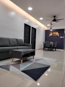 ein Wohnzimmer mit einem Sofa und einem Tisch in der Unterkunft WL Homestay in Sitiawan