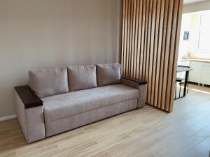 un sofá en una sala de estar con mesa en Апартаменты на Гагарина, en Cherkasy