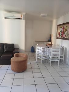 sala de estar con sofá y mesa en APT BEIRA MAR NEO 2.0, en Maceió