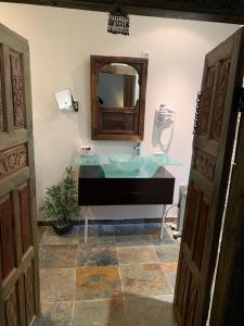 a bathroom with a sink and a mirror at Hôtellerie Nouvelle de Villemartin in Morigny-Champigny