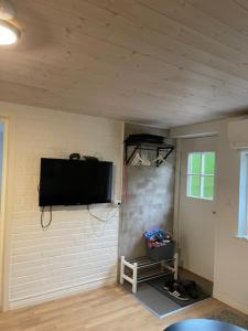 een kamer met een flatscreen-tv aan de muur bij Båstad in Båstad