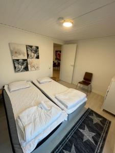 Säng eller sängar i ett rum på Båstad