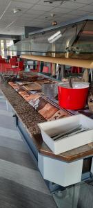 einen langen Tisch mit Tellern und Utensilien darauf in der Unterkunft Fasthotel Orléans Nord Artenay in Artenay