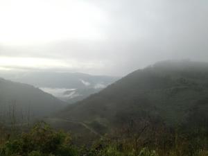 een mistige berg met uitzicht op een vallei bij Macúa in Chipatá
