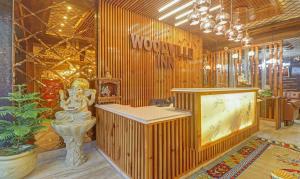 sklep z drewnianą ścianą z telewizorem w obiekcie Hotel Woodville Inn Mcleodganj w mieście McLeod Ganj
