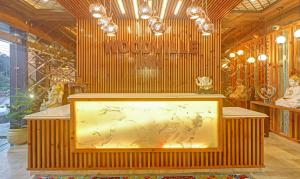 een groot aquarium in een kamer met een plafond bij Hotel Woodville Inn Mcleodganj in McLeod Ganj