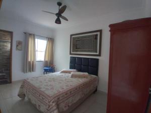 a bedroom with a bed and a ceiling fan at Casa com Jardim na Praia de Guaratiba, Maricá in Maricá