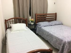 Giường trong phòng chung tại Apartamento na Prainha, de um quarto!