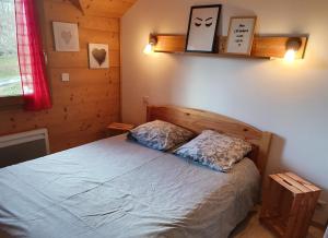 En eller flere senge i et værelse på Belle villa calme à la montagne