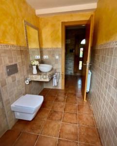 uma casa de banho com um WC e um lavatório em Alojamientos Marte casa rural em Suances