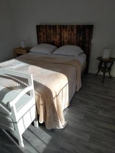 La Villa Sokriss tesisinde bir odada yatak veya yataklar