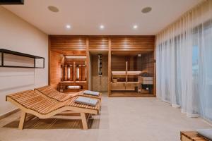 ein Wohnzimmer mit einer Bank und einer Badewanne in der Unterkunft Luxury Villa Luana in Malinska