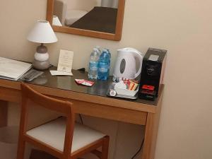 Príslušenstvo na prípravu kávy alebo čaju v ubytovaní Quari Hotel Restaurant & Pizza