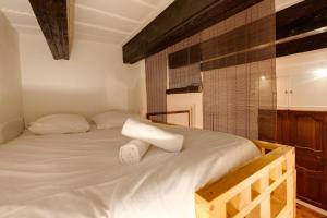 1 dormitorio con 1 cama con 2 toallas en La Terrasse du Thiou - Location en Annecy