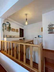 eine Küche mit einem Holztisch im Zimmer in der Unterkunft Estúdio Albergaria in Albergaria-a-Velha