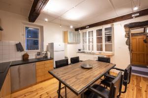 eine Küche mit einem Tisch und Stühlen im Zimmer in der Unterkunft Les Paquerettes - Apartment for 3 people in the heart of Annecy in Annecy