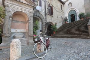 een fiets geparkeerd voor een gebouw bij Relax nel Borgo,La Fontana in Campagnano di Roma