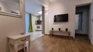 TV a/nebo společenská místnost v ubytování Old Town City Center Apartment + 37 fotografií