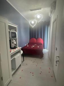 - une chambre avec un lit avec deux cœurs sur le mur dans l'établissement Nidama house, à Naples