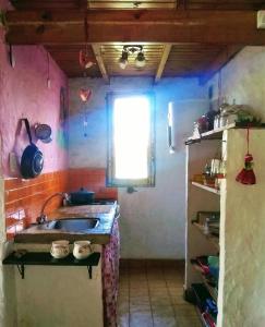cocina con fregadero y ventana en Luna Llena en Mar del Plata