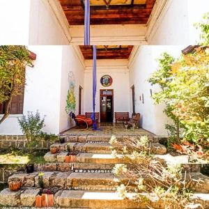 un bâtiment avec un ensemble d'escaliers menant à une porte dans l'établissement Hunab Ku Hostel, à Capilla del Monte