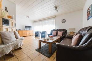 een woonkamer met 2 banken en een salontafel bij Haus am Wald in Niedersalwey