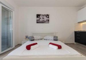Rúm í herbergi á Seaview apartments Oscar