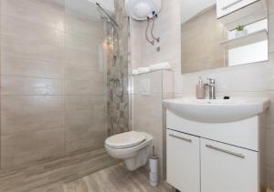 Ένα μπάνιο στο Seaview apartments Oscar