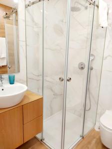 y baño con ducha y lavamanos. en Residenza Dutzu - Aparthotel Leiria en Leiria