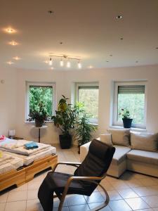 ein Wohnzimmer mit einem Bett und einer Couch in der Unterkunft Luftkurort, Perle des Neckartals in Hirschhorn