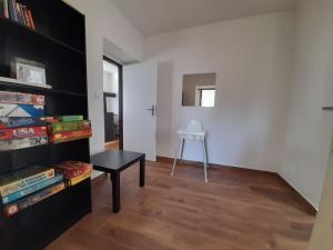 Knihovna v apartmánu
