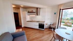 kuchnia i jadalnia ze stołem i jadalnią w obiekcie Luxury apartment - few minutes from the sea w Poreču +11 zdjęć