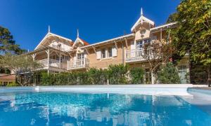 La Villa du Moulleau内部或周边的泳池