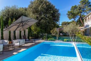 La Villa du Moulleau内部或周边的泳池