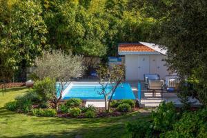 La Villa du Moulleau内部或周边的泳池