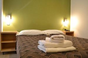 布宜諾斯艾利斯的住宿－HOTEL SIENa，一间卧室配有带毛巾的床