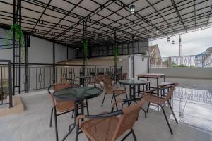 מסעדה או מקום אחר לאכול בו ב-RedDoorz Syariah near Summarecon Mall Bekasi