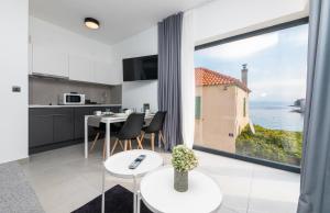 cocina y comedor con ventana grande en Villa Sanja, en Postira
