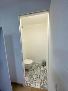 Ванна кімната в Chambre d'hôtes indépendante de Pouzatel