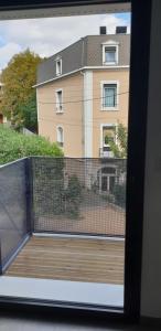 Très beau T2 au coeur de la citée thermale في شاتيل-جويْيو: منظر من نافذة مبنى مع منزل