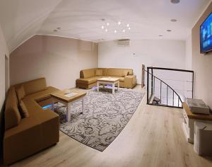 uma sala de estar com dois sofás e uma televisão em Relax Lounge em Velké Mezirici