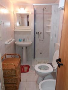 Un baño con inodoro, ducha y lavabo. en Appartamenti Baia Azzurra, en Leuca 74 fotos más