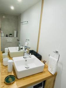 Koupelna v ubytování Le BÔ Studio - Logement standing vue mer & piscine + 22 fotografií