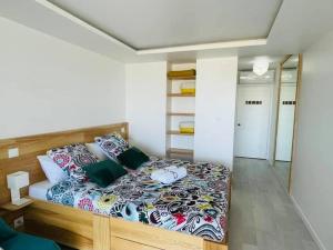 Postel nebo postele na pokoji v ubytování Le BÔ Studio - Logement standing vue mer & piscine